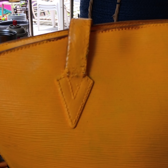 REHAB LOUIS VUITTON YELLOW EPI LEATHER SHOULDERBAG - Picture 8 of 17
